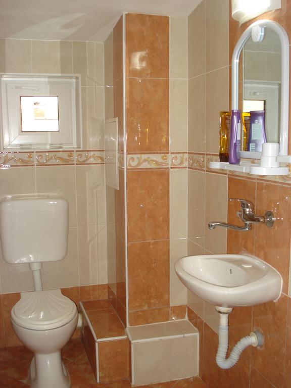 Moni 85 Family House Hotel Sozopol Bilik gambar