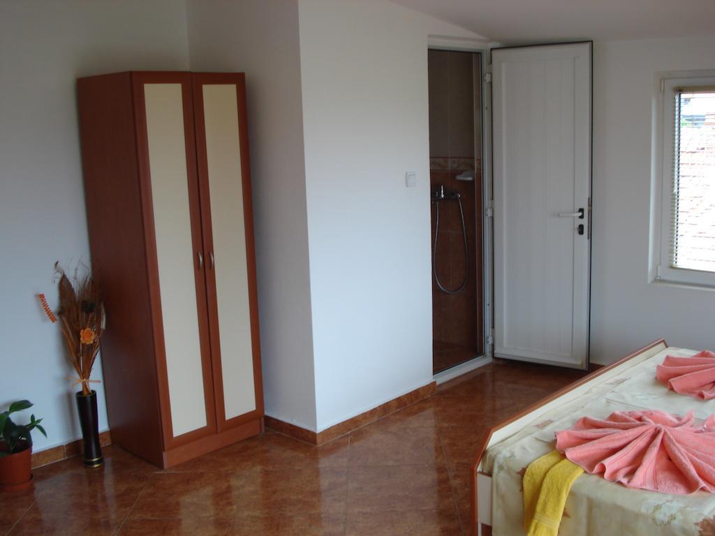 Moni 85 Family House Hotel Sozopol Bilik gambar